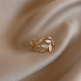 Verstelbare Gouden Ring met Blad en Witte Opale