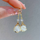 Vintage Gouden Hangende Oorbellen met Witte Opaal